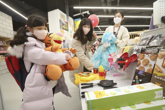 영등포 타임스퀘어 내 디즈니 캐릭터 상품 체험형 전문매장 모습. KT M&S 제공